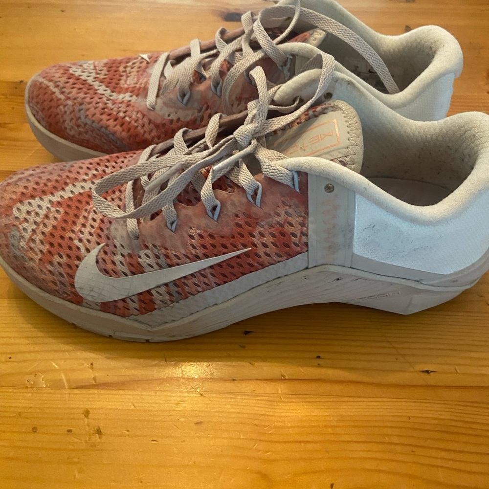 Very gently used Nike Metcon 6’s, size 7. Only worn in a gym a handful of times.